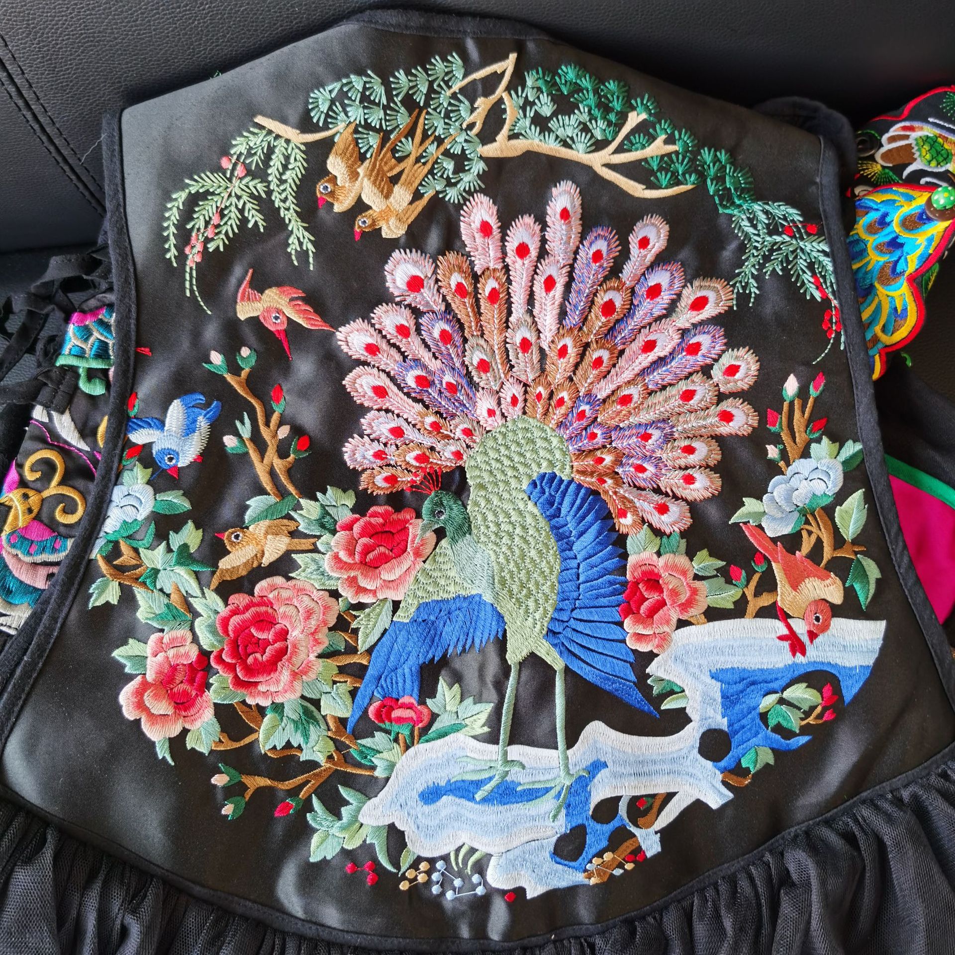 云南昆明民族风重工刺绣生产加工定制机器绣花订做大面积工业机绣