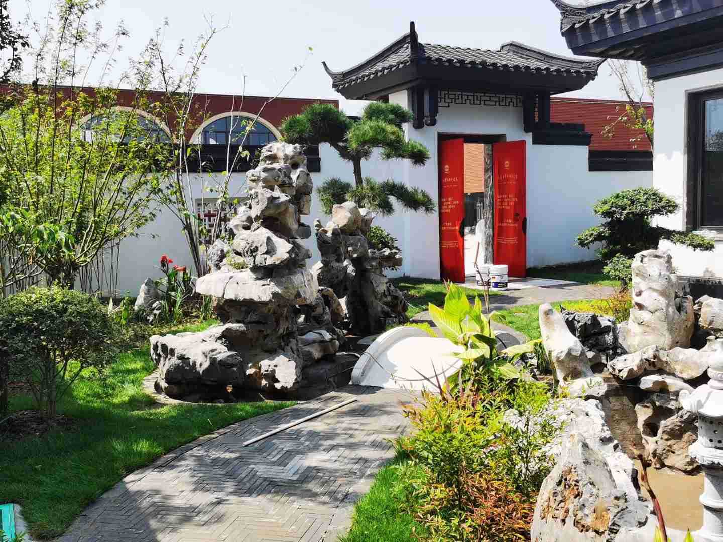 中式古典徽派庭院风格 太湖石假山景观 院内鱼池小假山建造设计