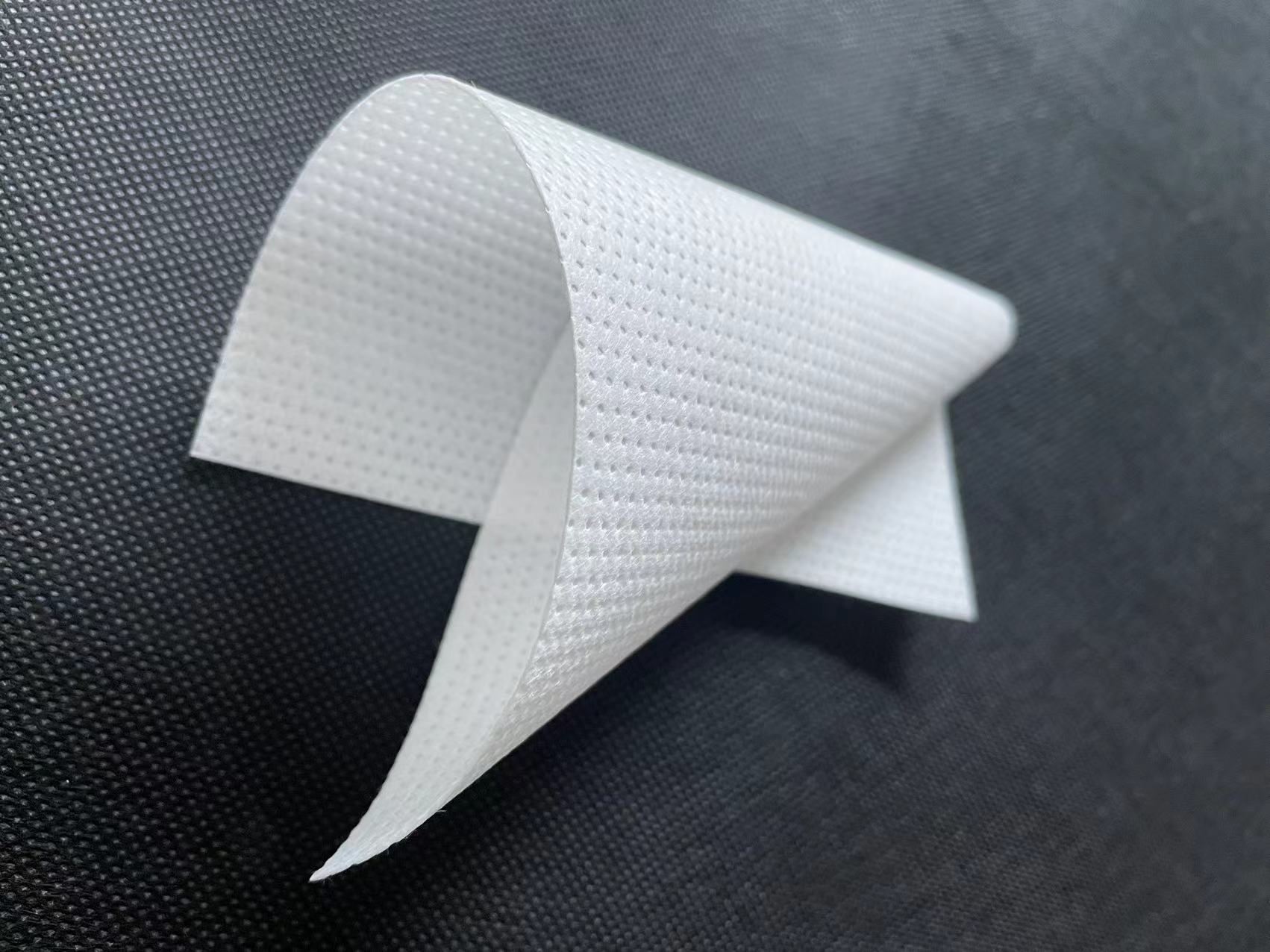 现货供应防水透气膜防粘聚乙烯透气防潮膜钢结构屋面墙体呼吸纸