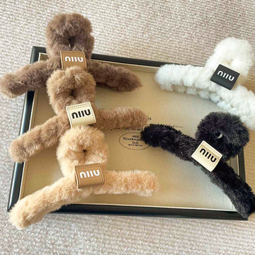 秋冬咖色系超大号字母毛绒抓夹女新款高级气质发饰盘发鲨鱼夹发夹