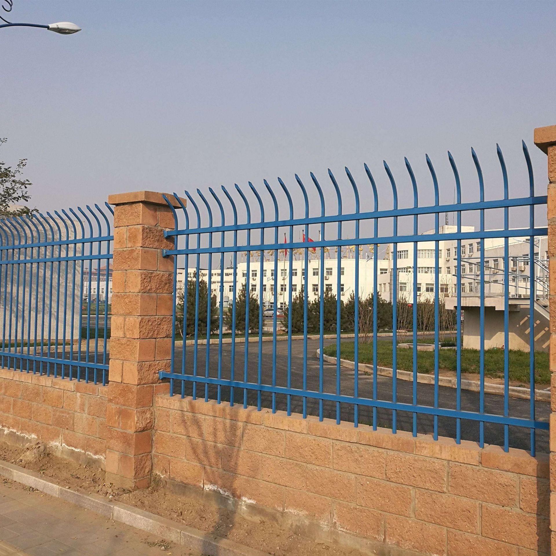 园林锌钢护栏围挡锌钢护栏 组装锌钢护栏 蓝白围墙栅栏