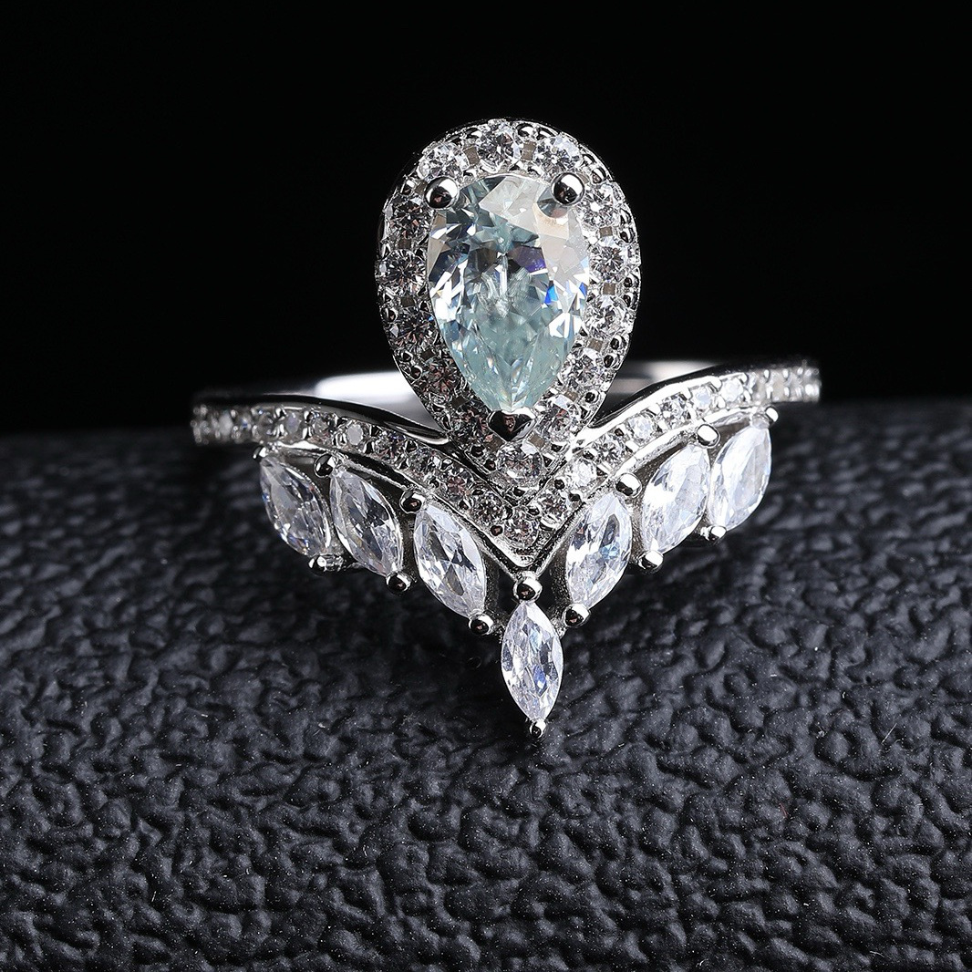 小红书抖音爆款莫桑石豪华镶嵌水滴戒指1克拉梨形锆au750印记闭口