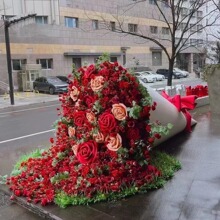 网红打卡巨型玫瑰花束拍照室内大型仿真花场景装饰商业美陈道具