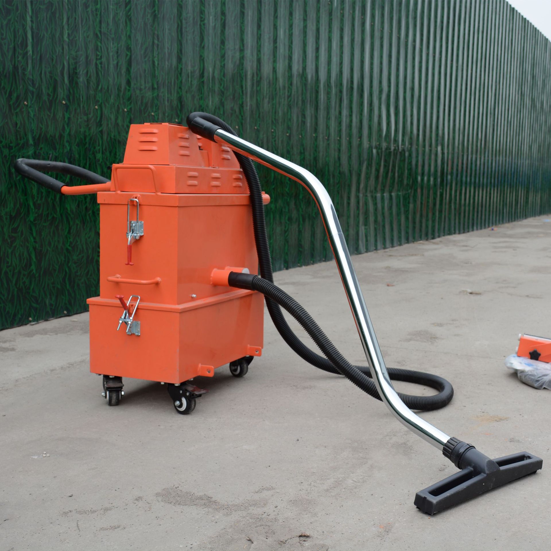 价格低服务好工业吸尘器干湿两用除尘清扫工业吸尘器工业吸尘器