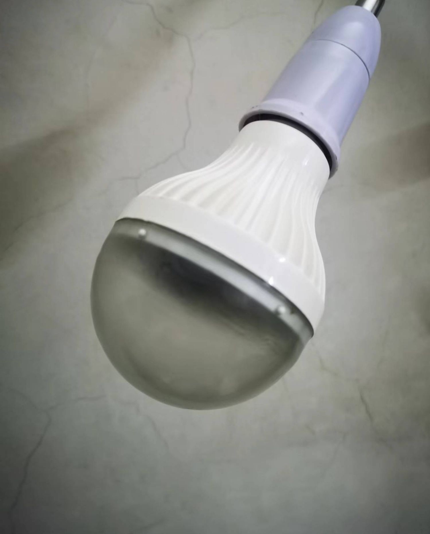 七彩球泡灯led光源室内家用氛围感装饰灯泡自动闪烁变色e27螺口