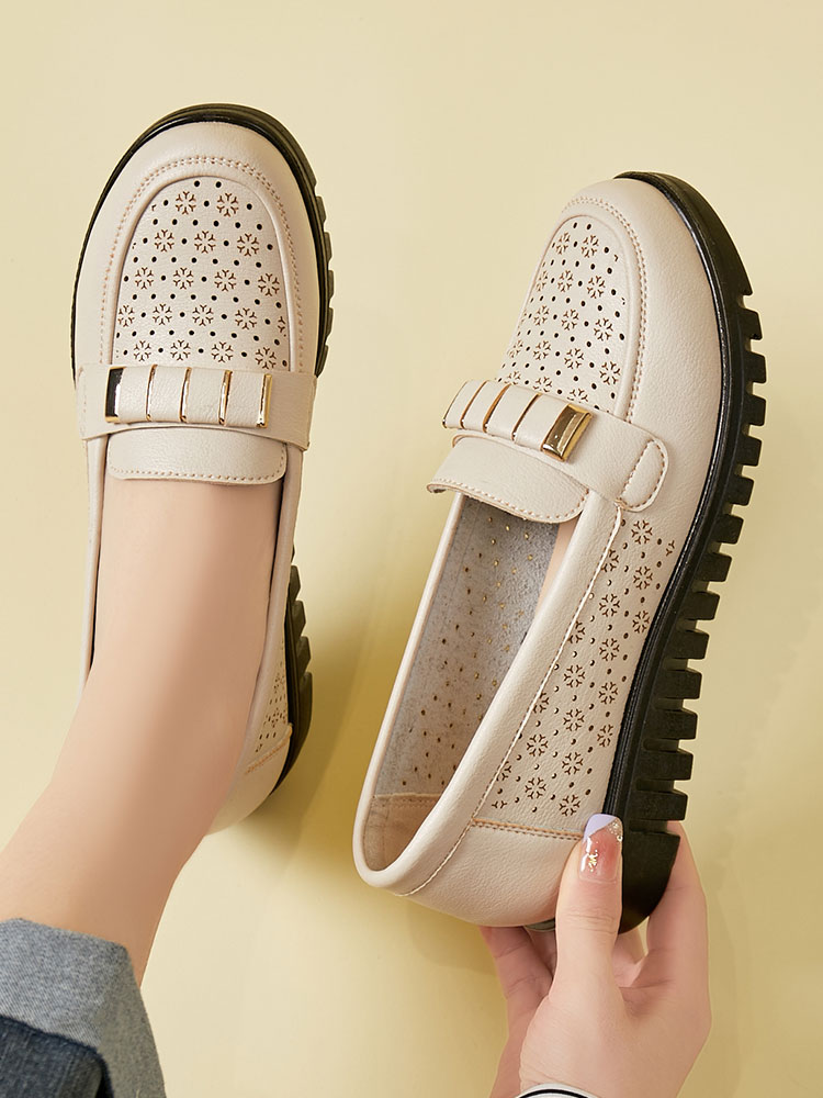 2024新款妈妈凉鞋女夏季鞋子中老年人中年皮鞋软底大码洞洞鞋