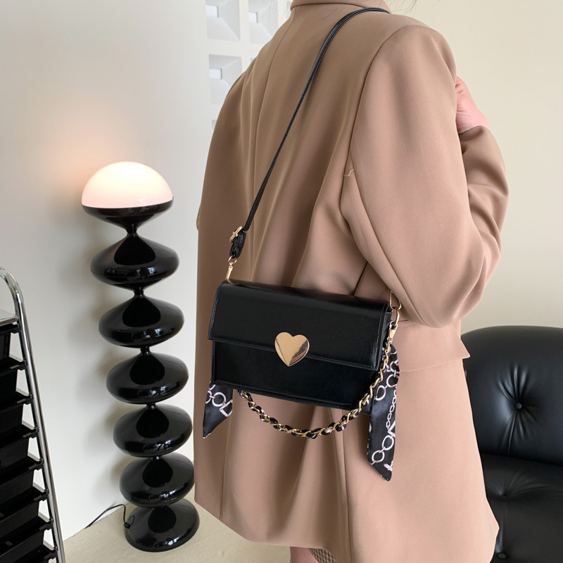 Women's Bag 2023 Spring Affordable Luxury Fashion Silk Scarf Chain Portable Small Square Bag Popular Peach Heart Buckle Shoulder Messenger Bag