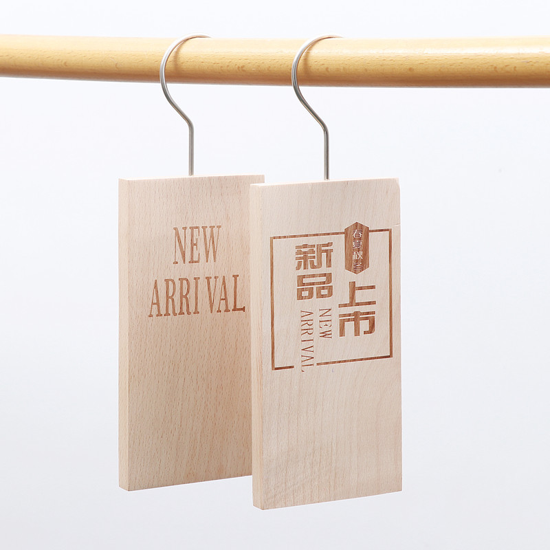 服装店新品上市展示牌原木设计标识牌实木挂架创意女装店上新告示