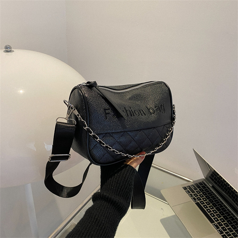 Fashion Rhombus Shoulder Bag 2022 Autumn New Fashion Letters Messenger Bag Large Capacity Commuter Travel Chain Bag