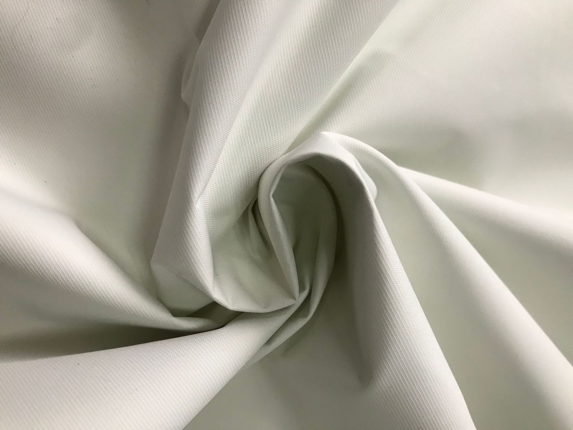 240t米通格春亚纺湿法涂层 皮膜感 雨衣冲锋衣箱包服装面料