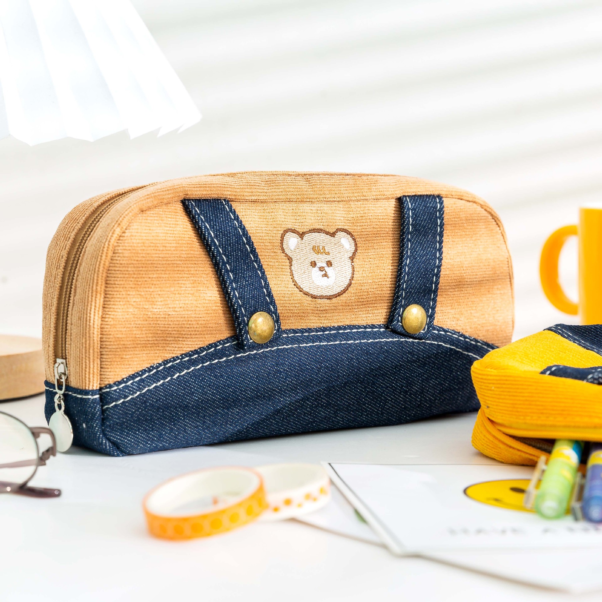 学生可爱卡通文具袋大容量小学初中收纳包创意男女熊灯芯绒笔袋