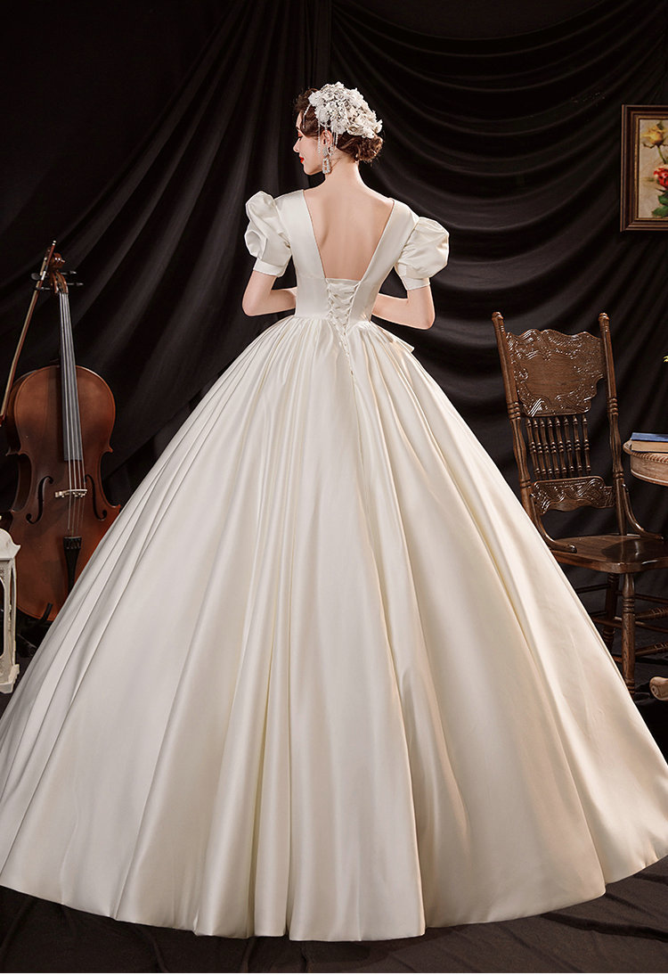 法式香槟色亮缎婚纱2021新款赫本女神深v领宫廷灯笼袖新娘蓬蓬裙