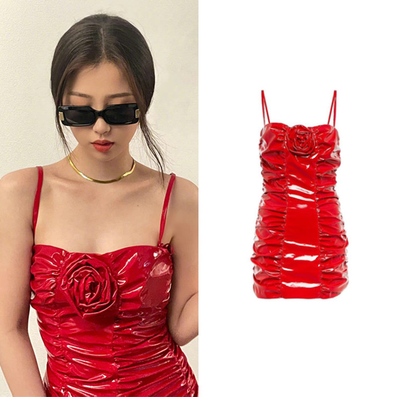 虞书欣同款红色亮面漆皮花朵吊带连衣裙褶皱修身短裙子女包臀裙