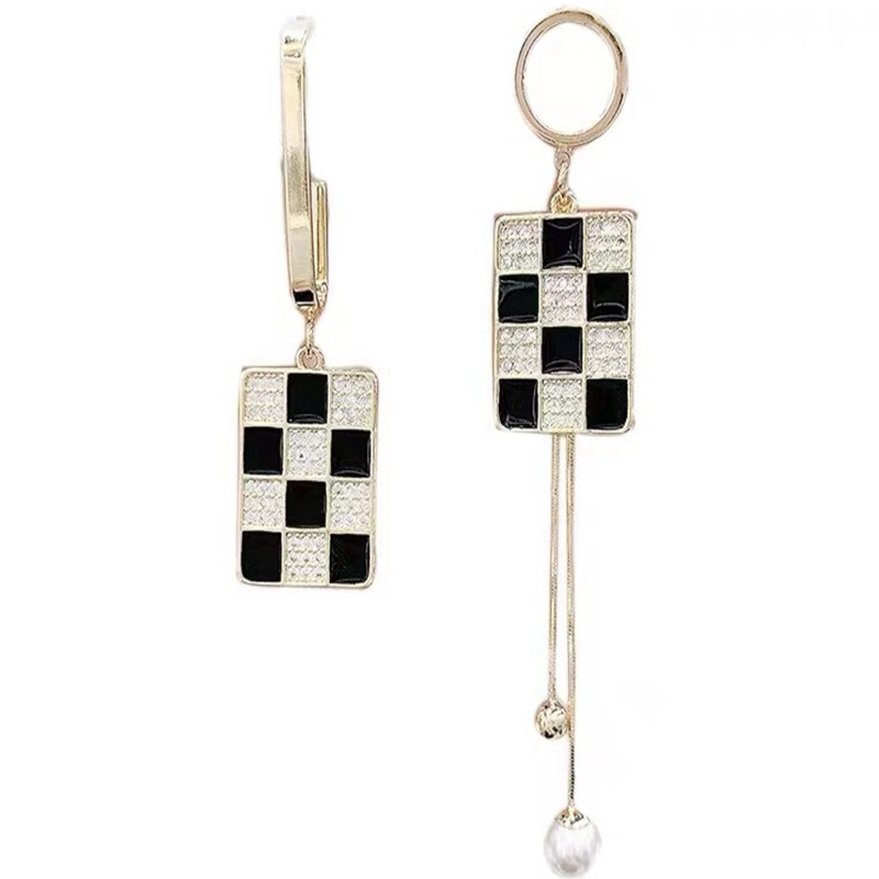 Autumn and Winter Black-White Checkerboard Plaid Silver Stud Earrings Light Luxury Temperament Niche Design High-Grade Earrings Online Influencer Earrings