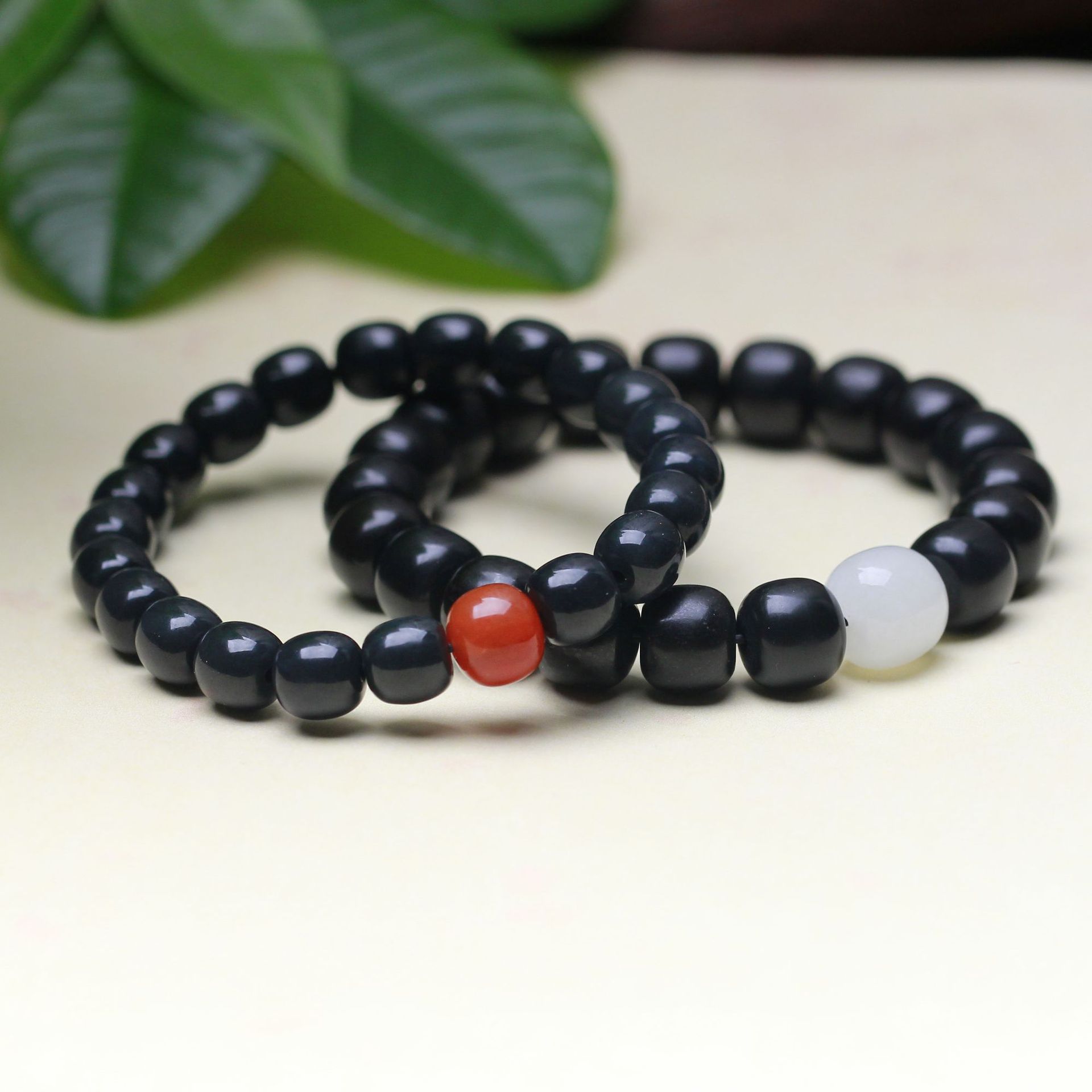 天然和田玉墨玉手串搭配一点红南红玛瑙和田玉白玉黑白红单圈手串