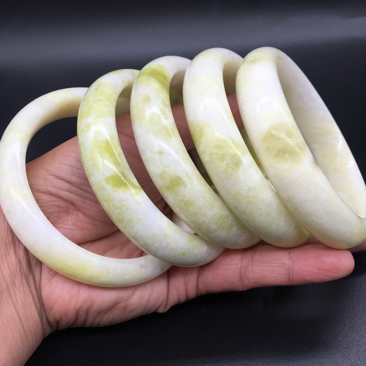 天然蓝田玉手女款黄色飘花玉手镯保真玉手镯礼品直播供货