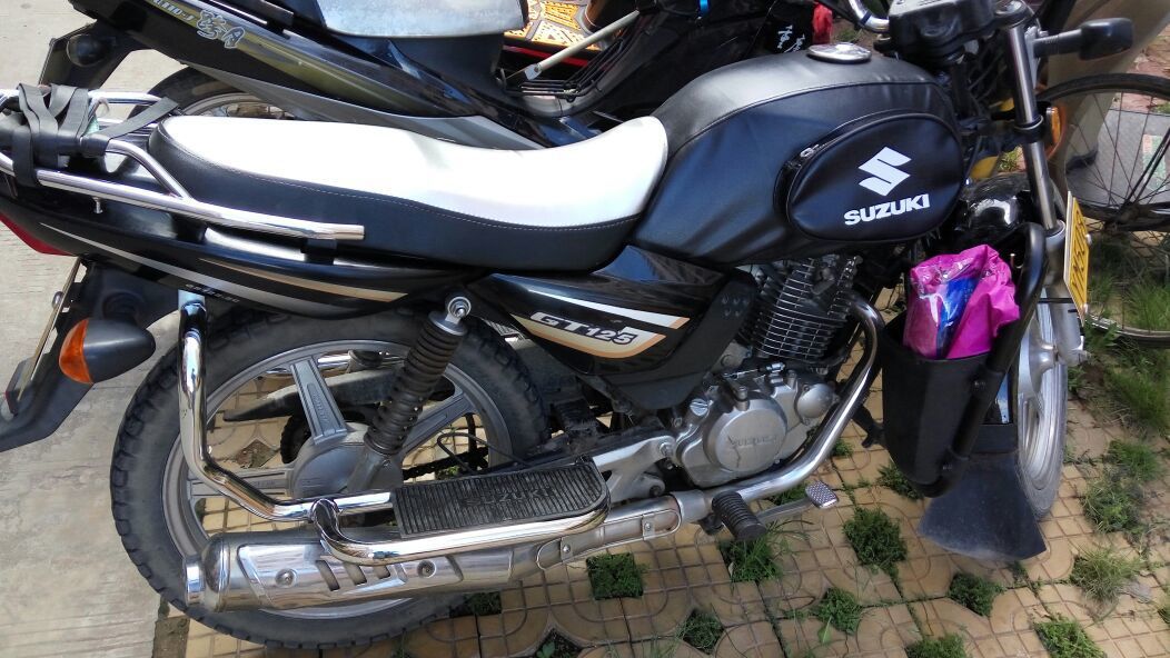适用于轻骑铃木摩托车骏驰gt125国二国三脚踏板边货架搁脚架改装