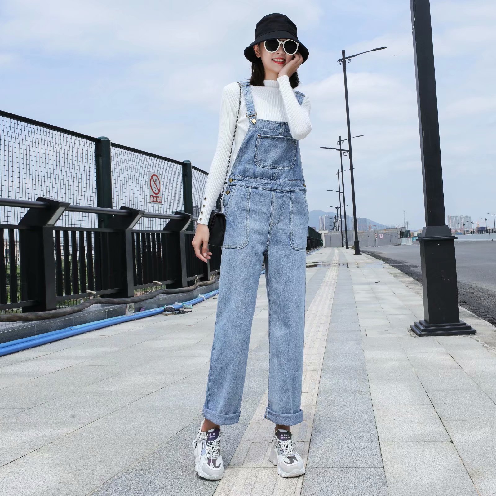 大码牛仔背带裤子女2022新款高腰宽松显瘦阔腿胖mm高街风烟管裤潮