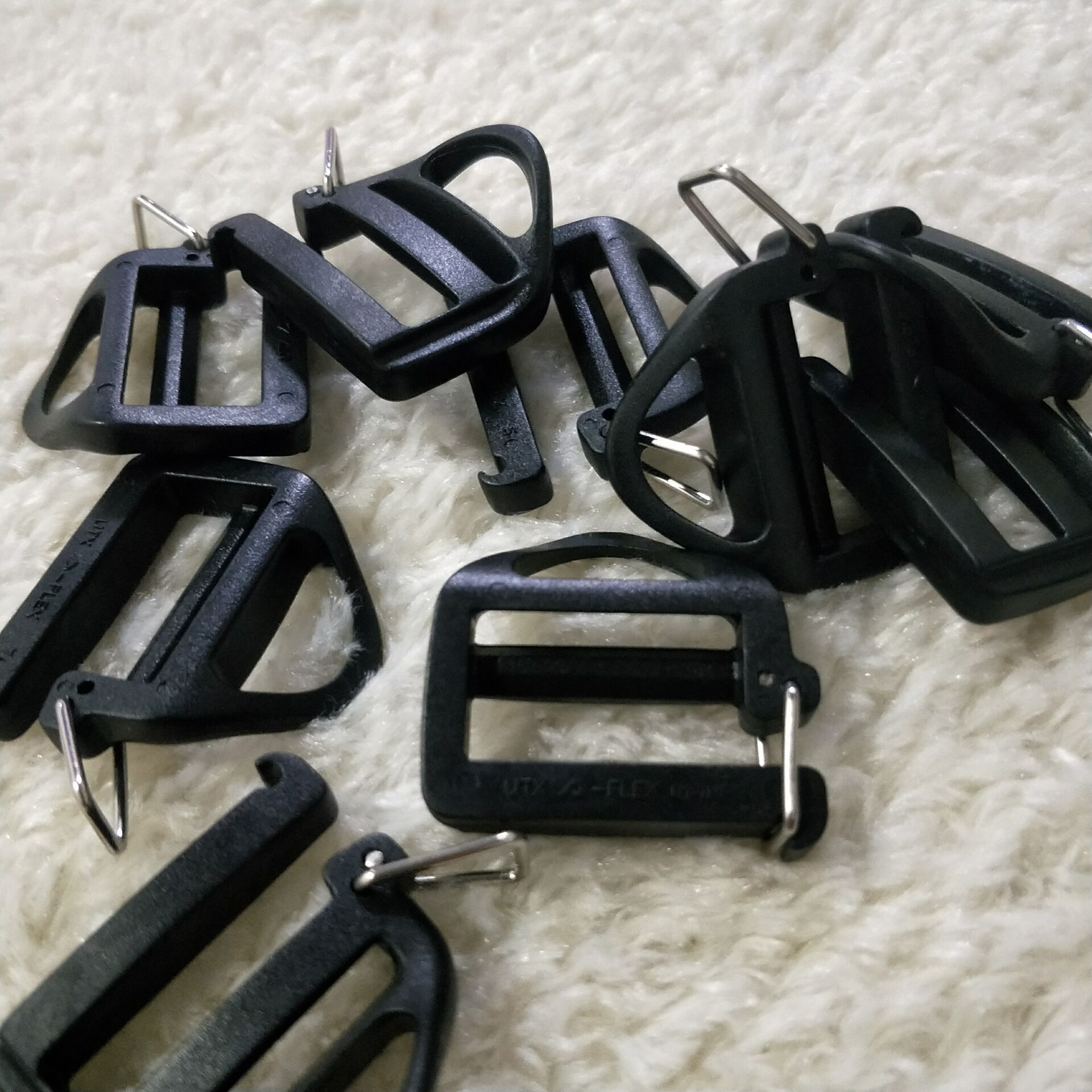 厂家批发各类箱包扣具塑料d型扣d环扣等配件辅料