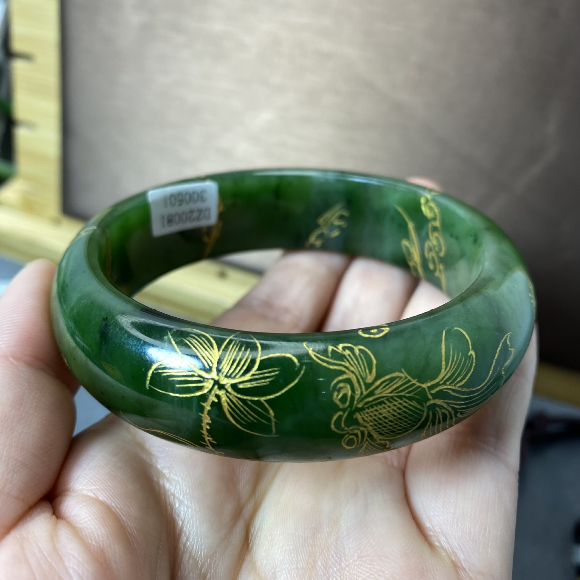 新疆和田玉描金彩绘雕花玉手镯碧玉手镯菠菜绿玉镯子女带证书