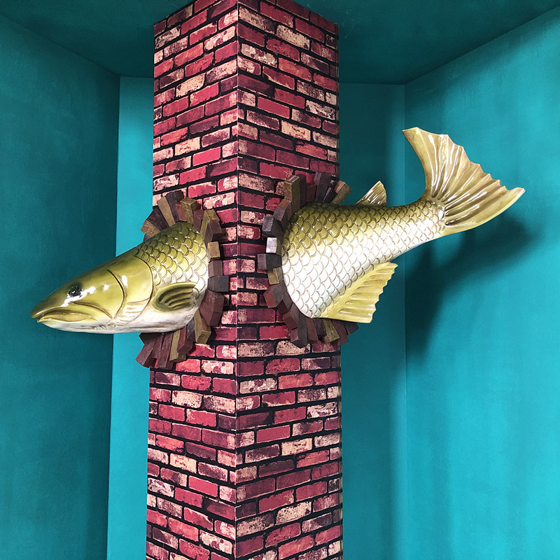 玻璃钢雕塑穿墙鱼壁挂饰烤鱼馆海洋酒吧会所柱子门头墙面软装饰品