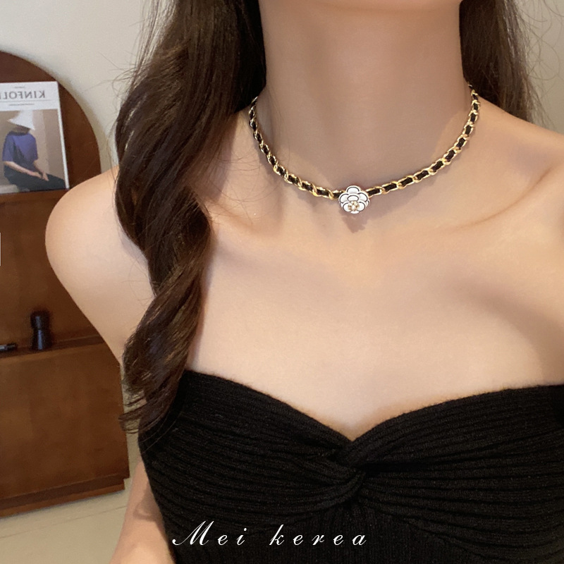 European and American Retro Diamonds Pearl Flower Leather Winding Necklace High Sense Temperament Clavicle Chain Tiktok Same Style Necklace