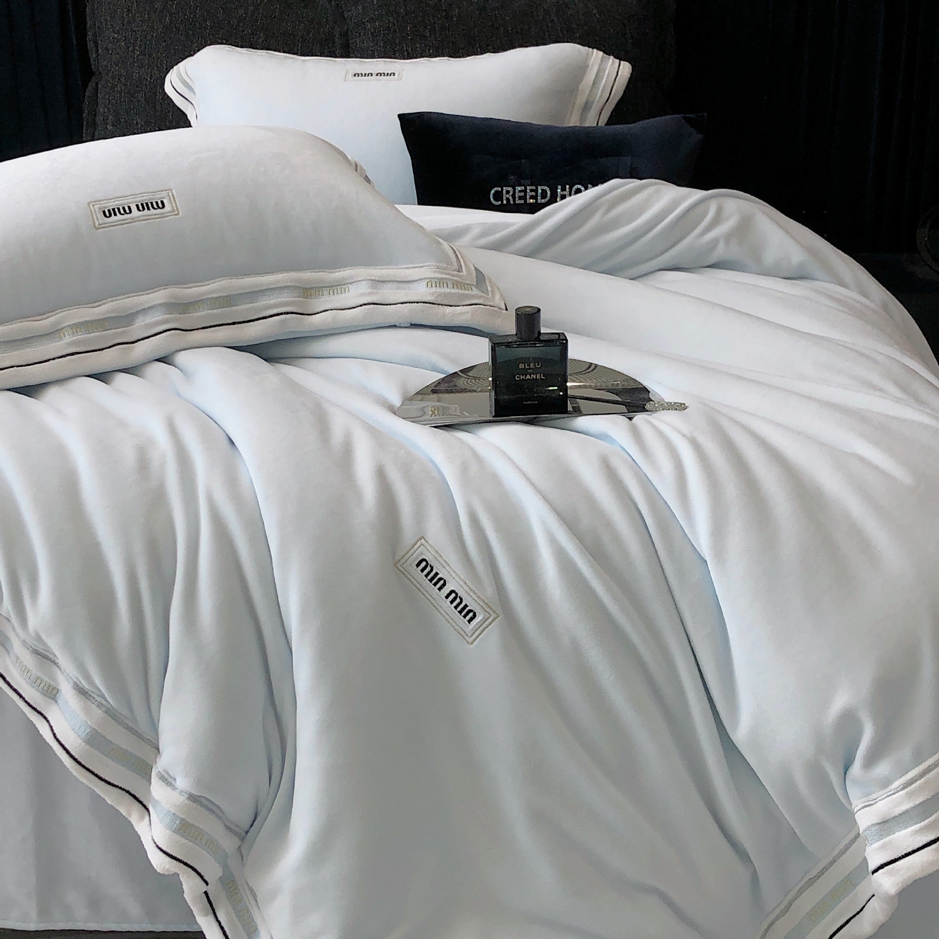 轻奢风秋冬保暖加厚全校光牛奶绒四件套纯色刺绣被套床上用品1.