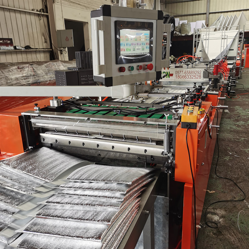 珍珠棉铝膜双出保温袋制袋机,立体保温袋机器.优惠直销.