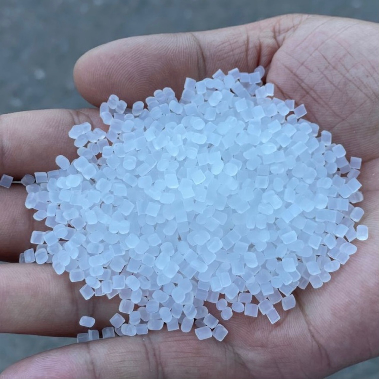 高压聚乙烯利乐块高压再生pe颗粒聚乙烯利乐块注塑衣架粉仿真花等