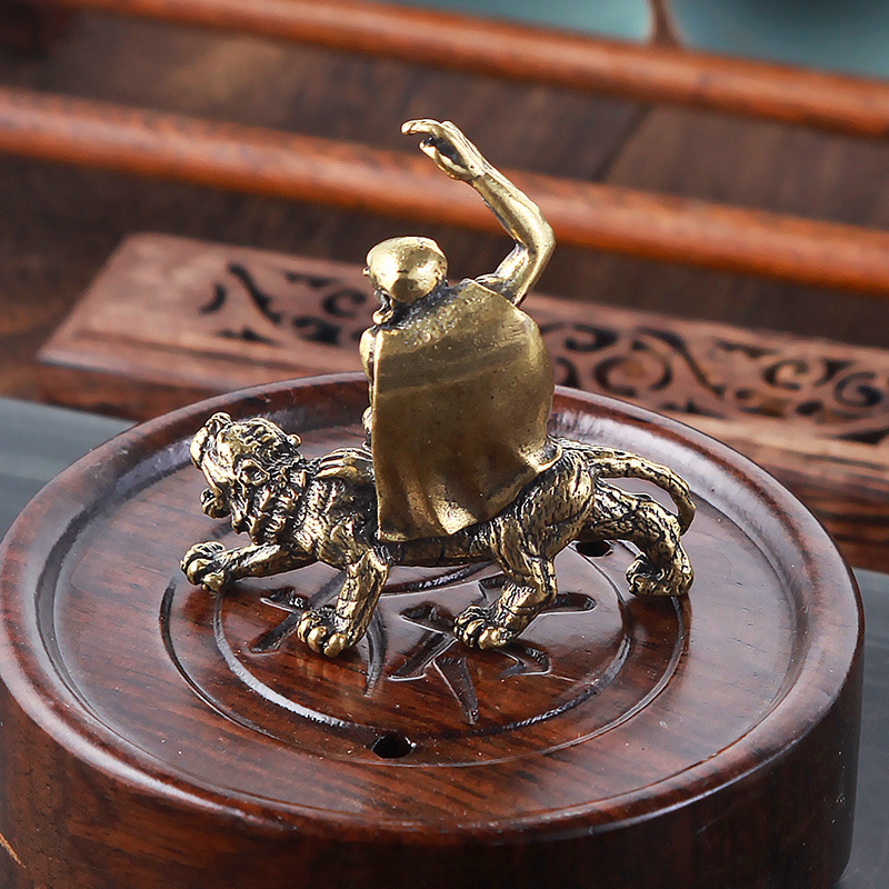 日本汉摆件铜伏虎罗汉铜佛复古包浆实心铜十八罗茶宠铜人老虎佛像