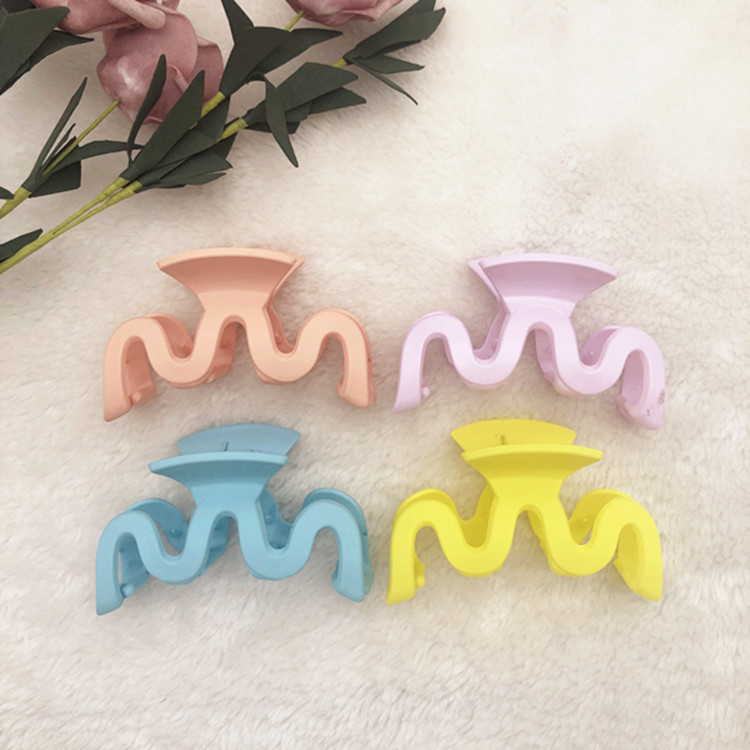 2022 Popular Manufacturers Wave M-Type Rubber Paint Bracket Simple Internet Hot Temperament Bracket Clip Hair Clip for Bath