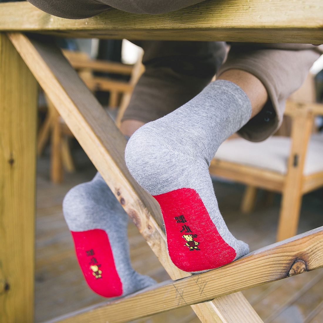 当季新品本命年红袜子男士踩小人中筒袜秋冬情侣款结婚大红长筒袜