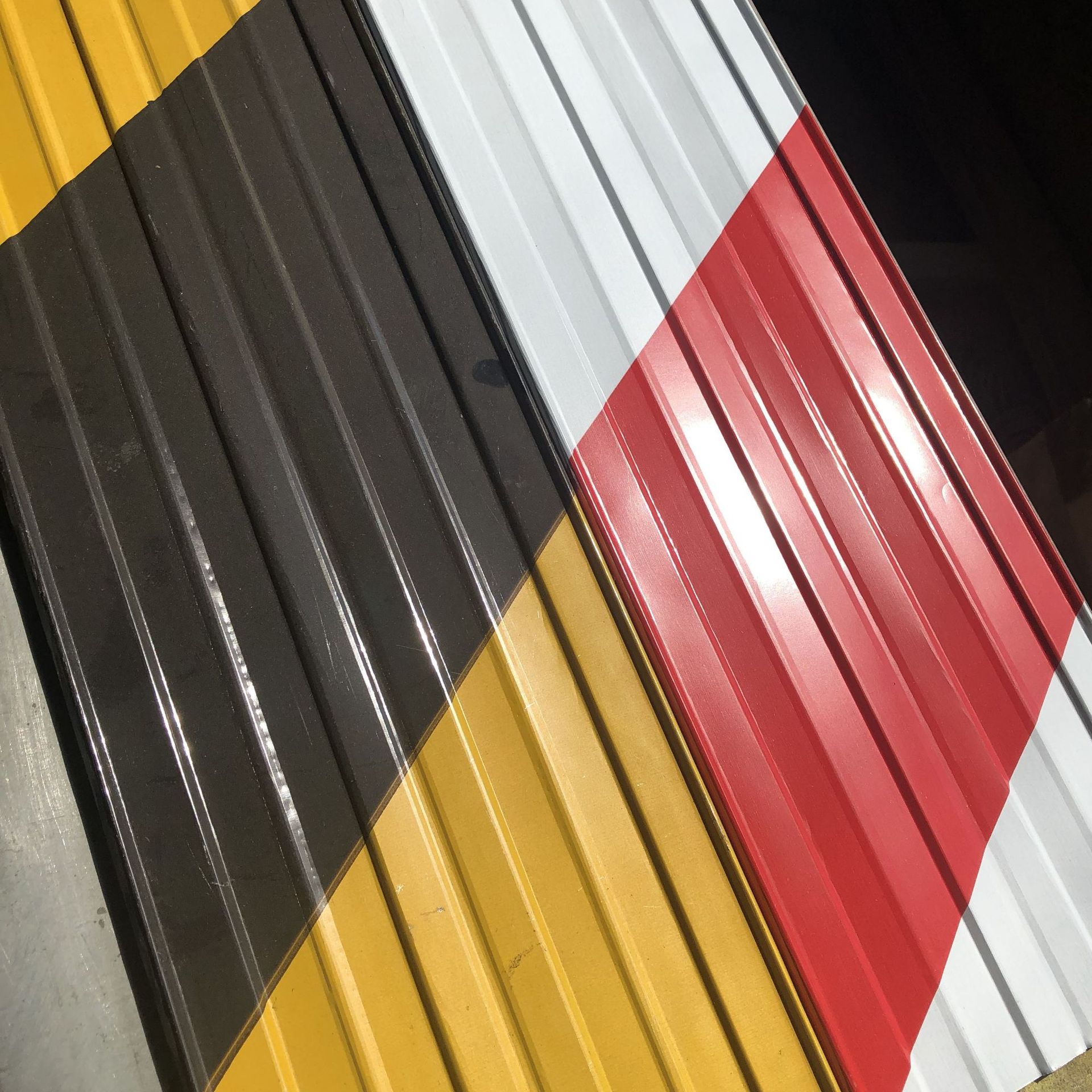 建筑工地踢脚线楼层安全隔离警示带铁皮镀锌踢脚板厂家红白黄黑