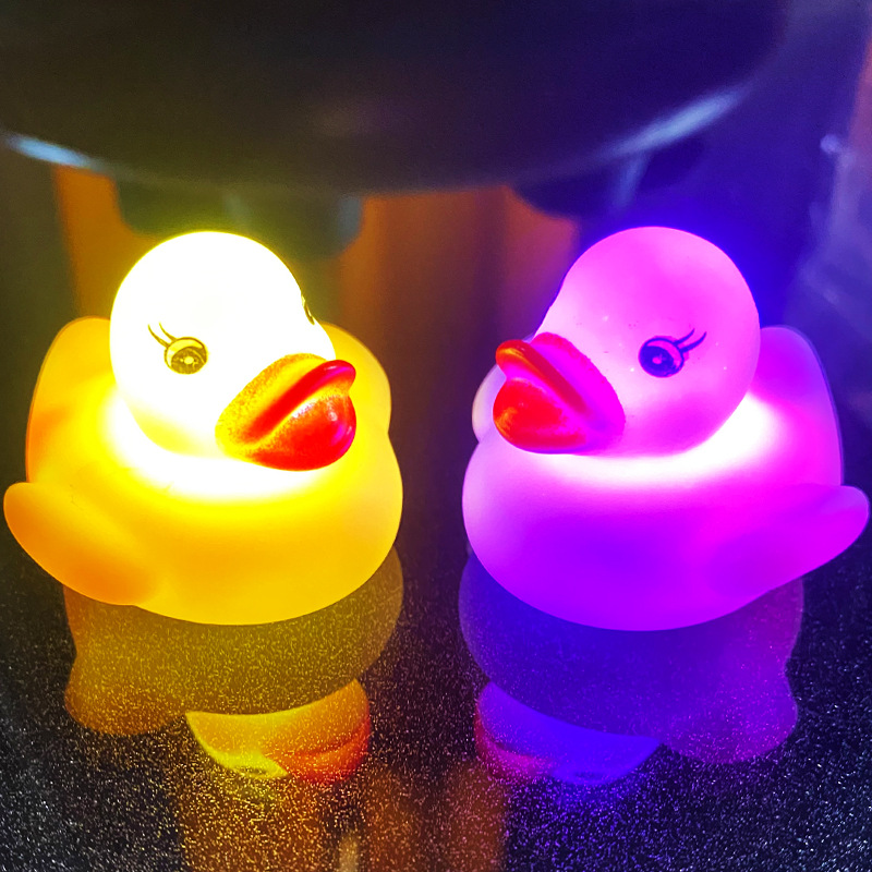 led水感应发光鸭子七彩灯光浮水闪光小黄鸭宝宝洗澡戏水玩具