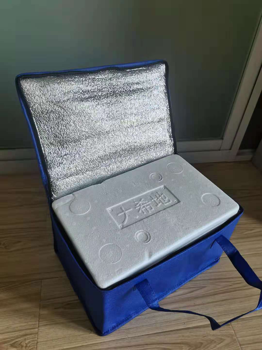 小龙虾大闸蟹冷冻生鲜现货外卖快递物流保温箱邮政4号箱保温袋