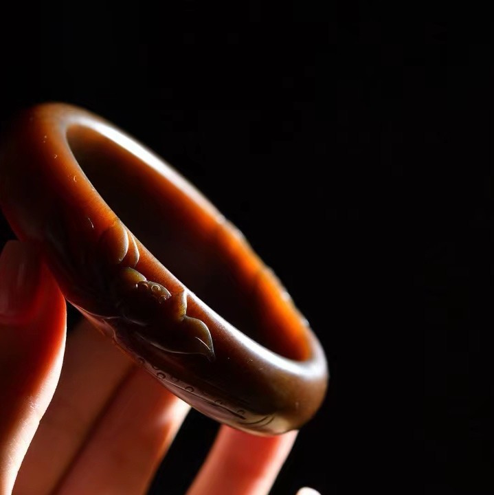 和田新疆且末全红糖玉手镯玉质温润细腻结构均匀脂粉浑厚油性十足