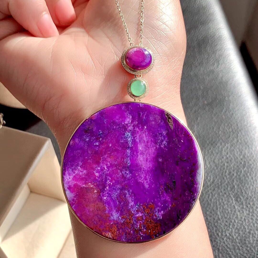 舒俱来圆牌雕刻件南非天然原矿皇家紫苏纪石吊坠项坠文玩收藏挂件