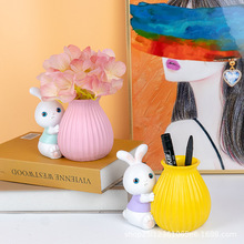 新款创意小白兔抱瓶插花收纳笔筒树脂工艺品书桌办公桌家居装饰