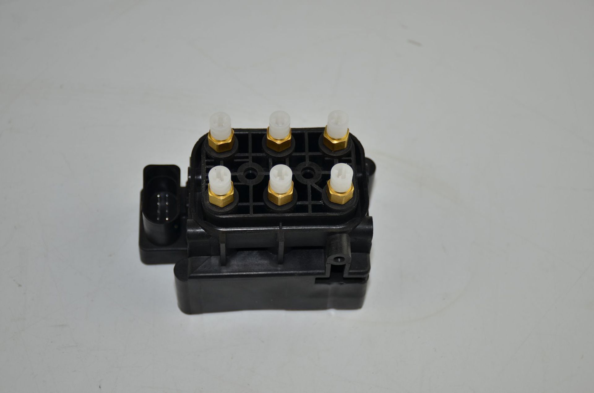 适用于宾利欧陆的空气悬架减振分配阀4f0616013工厂直销-阿里巴巴