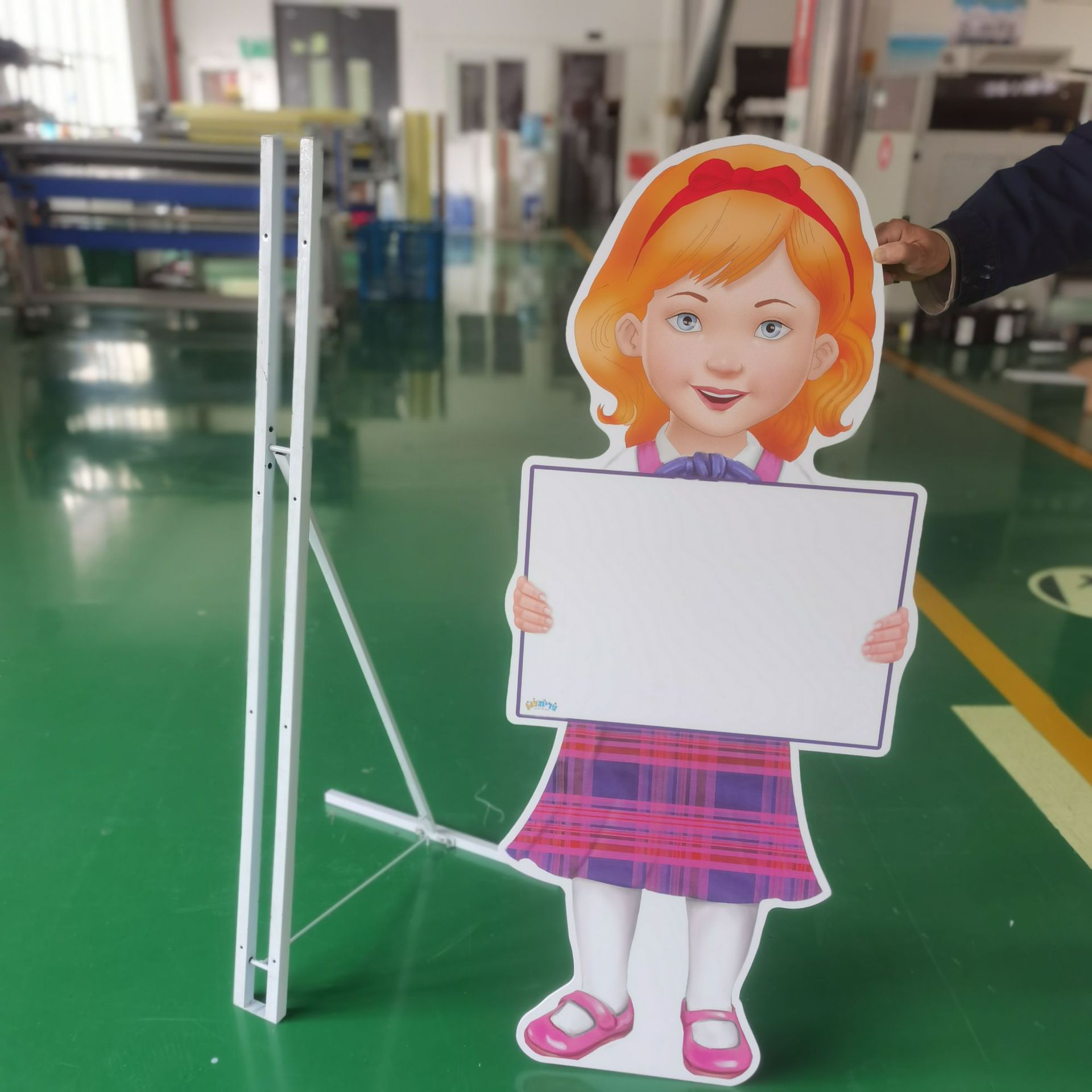定制5毫米雪弗板kt板卡通人形立牌 自动裁切雕刻写真异形人形架