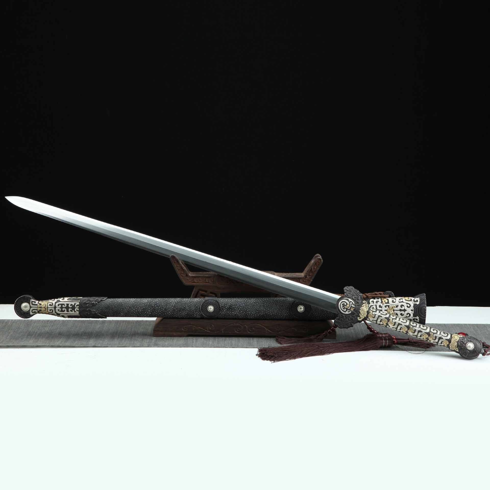 跨境龙泉秦秋刀剑花纹钢烧刃孔雀纹清剑锻打一体八面唐剑未开刃