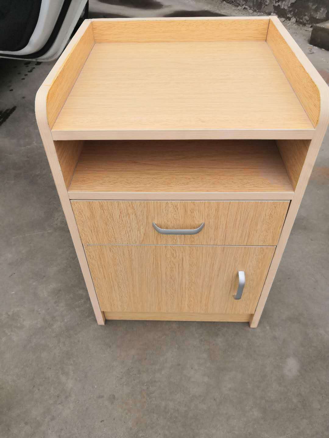 木质床头柜搭配养老院家居护理床木质结构样式可定制优质五金配件