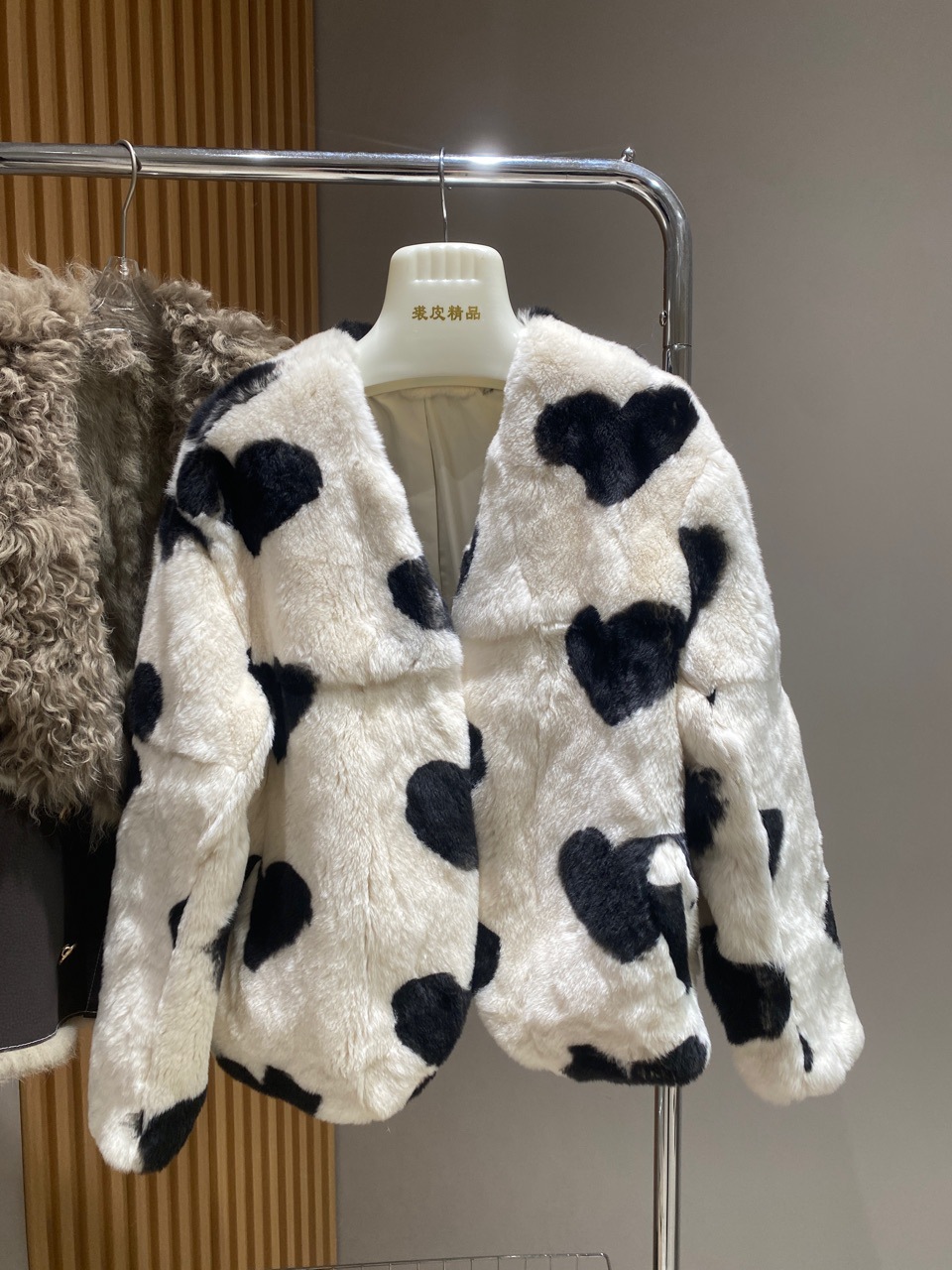 甜蜜豹击獭兔毛外套豹纹v领皮草大衣女年轻款特价福利-阿里巴巴