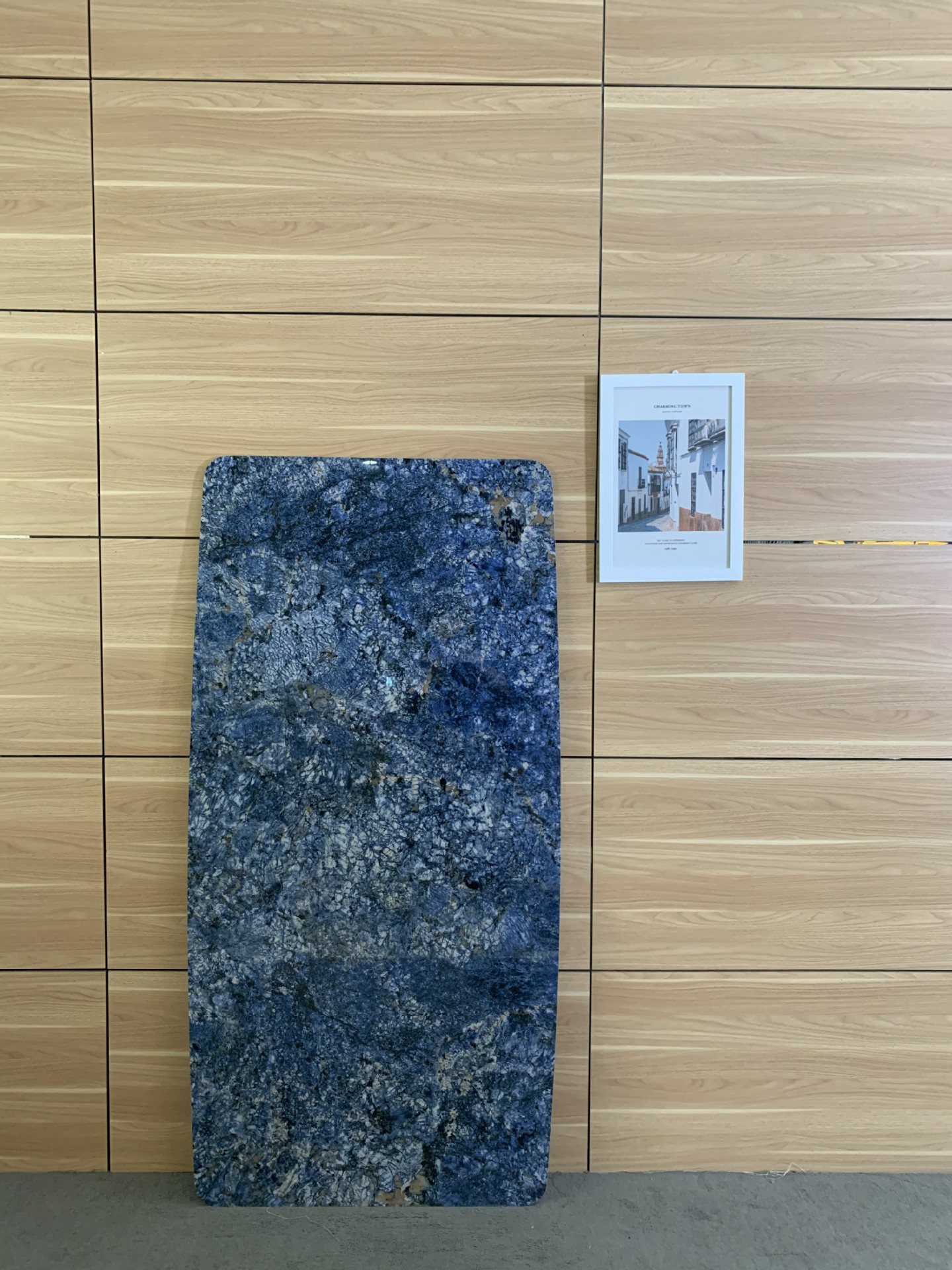 轻奢亮光面岩板餐桌意式七星珍石通体饭桌椅组合小户型岩板餐桌椅