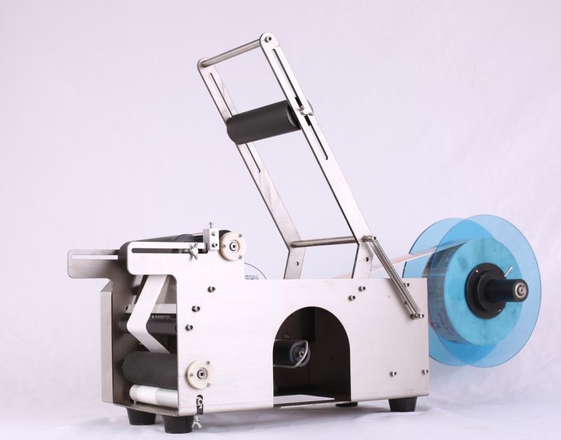 佳拓手动圆瓶贴标机酒瓶不干胶小型贴标设备矿泉水易拉罐标签机