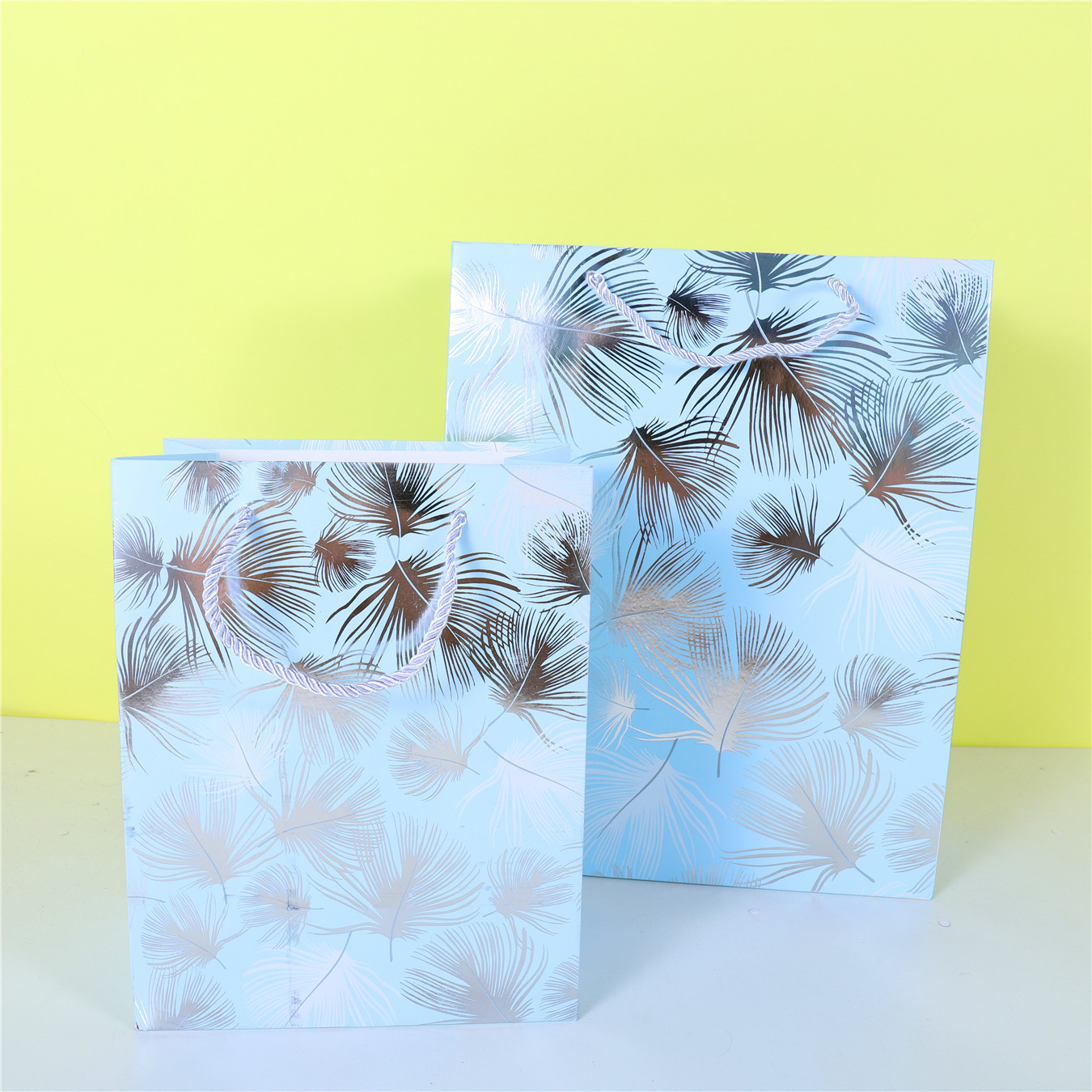 Yiwu Factory Willow Leaf White Card Portable Paper Bag Hot Silver Leaf Gift Bag Japanese Banana Leaf Pattern Packaging