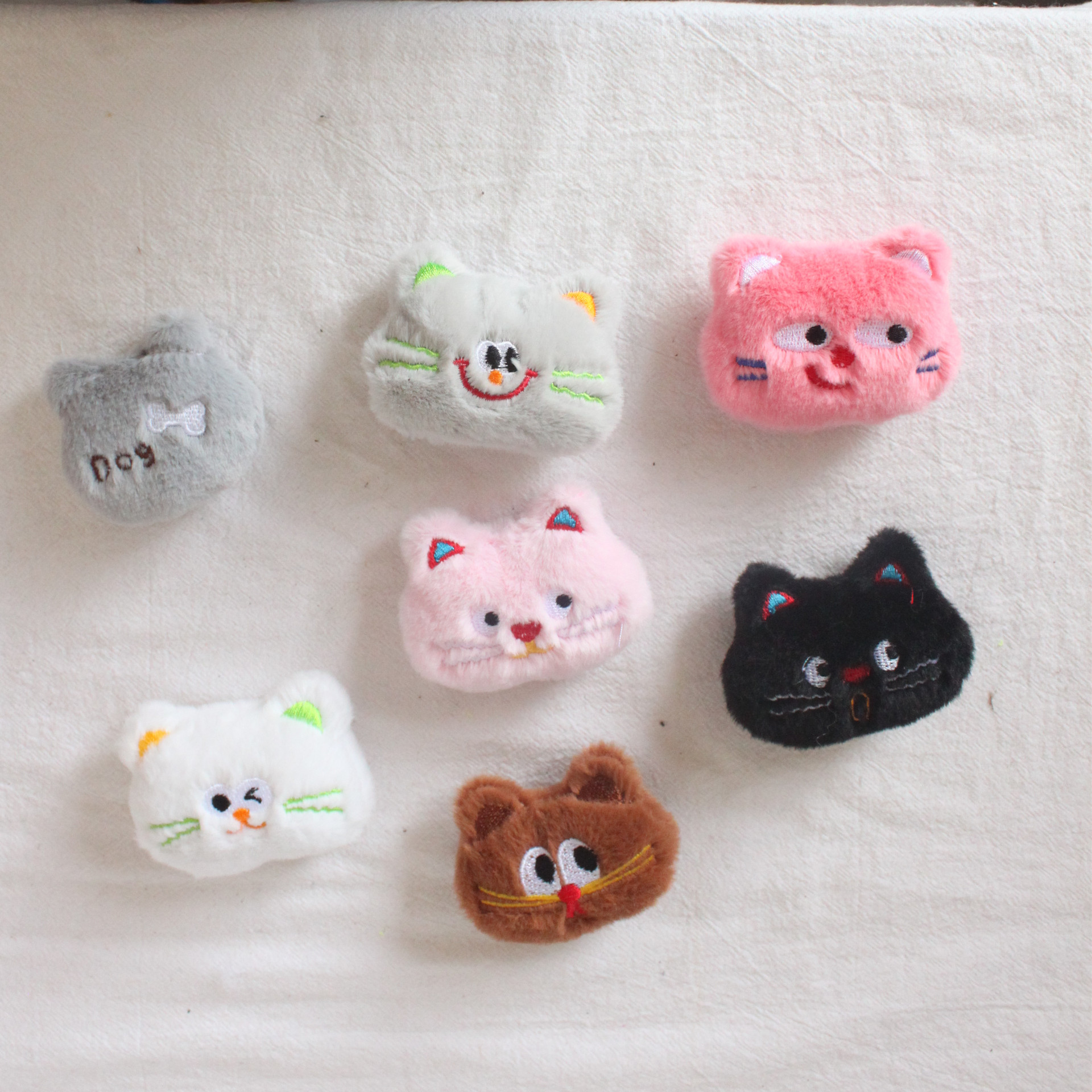 毛绒小猫咪子公仔胸针可爱表情小猫包包衣服手腕带装饰玩偶配件