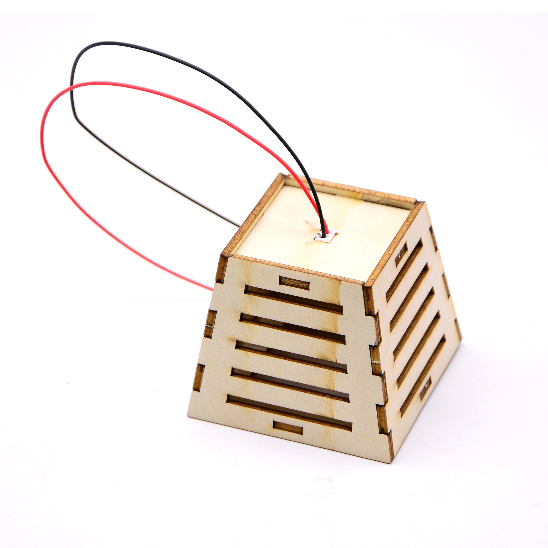 大批量生产灯泡,同时爱迪生的发电厂开始铺设电线,从此开始了电灯时代