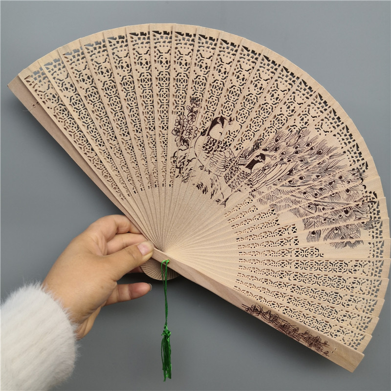 7寸檀香木扇子 旗袍木扇子古风折扇女雕刻镂空礼品扇 开合顺畅