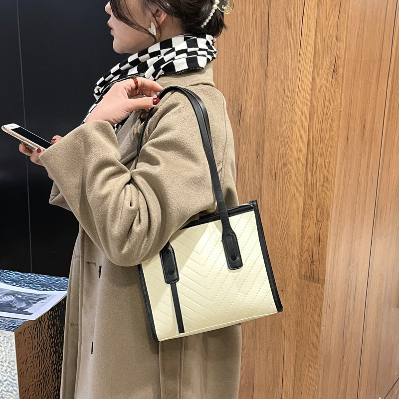 New Color Contrast Patchwork Shoulder Bag Large Capacity Women Bags 2022 New Simple Retro Spring Commuter Tote